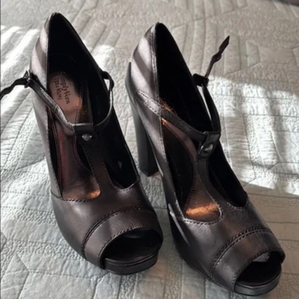 Vera Wang Black T-Strap Peep-Toe Heels